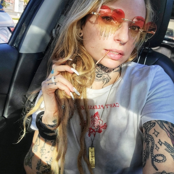 Meet me, Jenna Irene - Picture 2 of 3